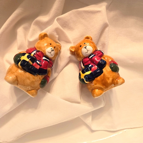 Vintage Christmas Teddy Bear Bearing Gifts Salt & Pepper Shakers - Picture 5 of 12